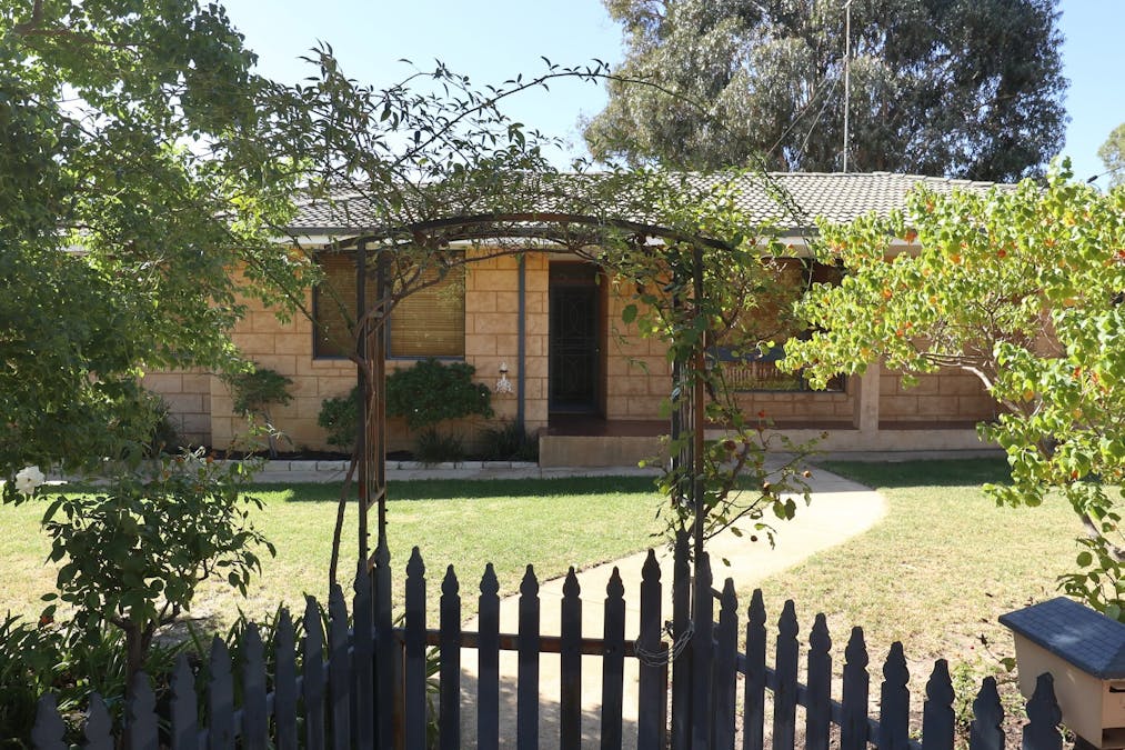 21 Homer Street, Narrogin, WA, 6312 - Image 2