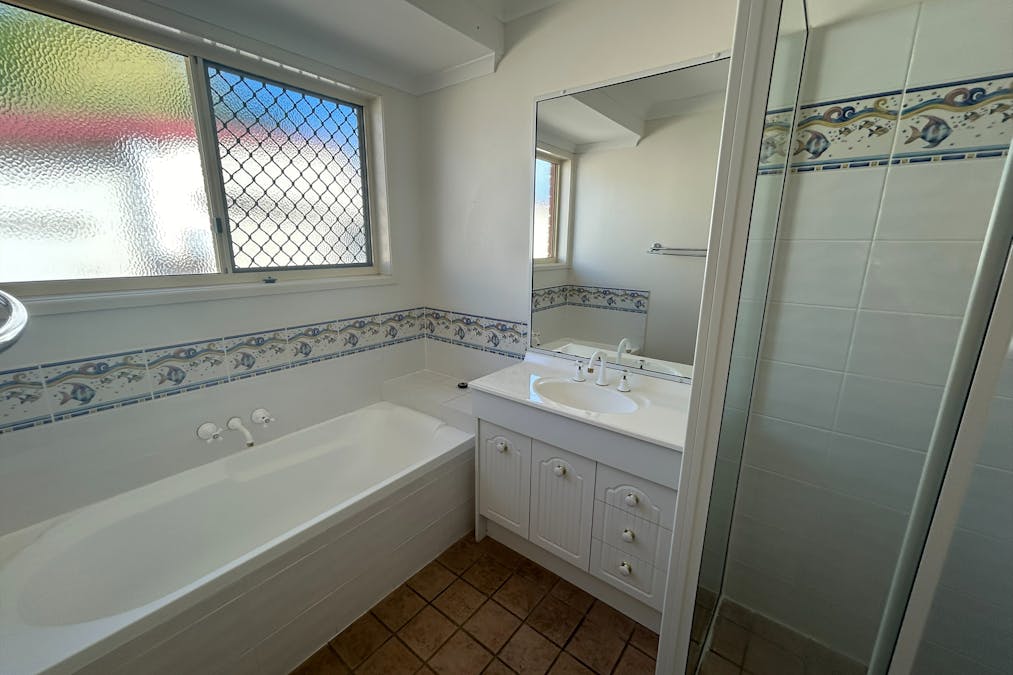 10 Karamea Close, Clinton, QLD, 4680 - Image 7