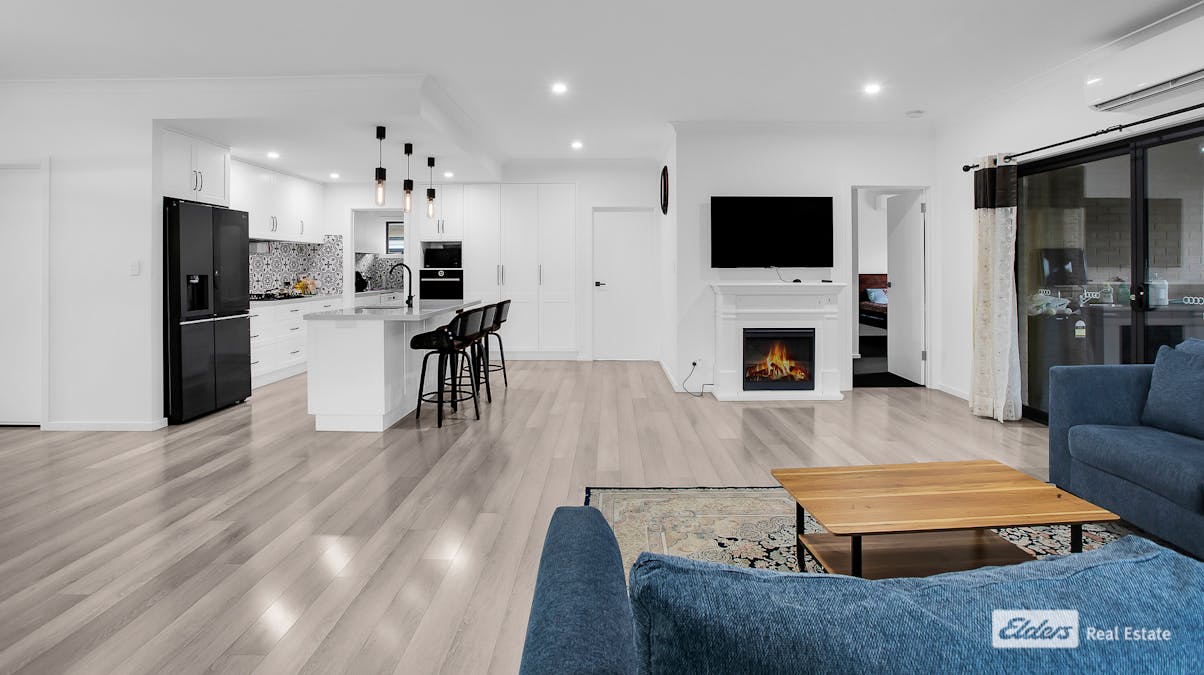 10 Straun Street, Naracoorte, SA, 5271 - Image 2