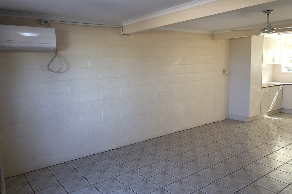 2/105 Auckland Street, Gladstone Central, QLD, 4680 - Image 2