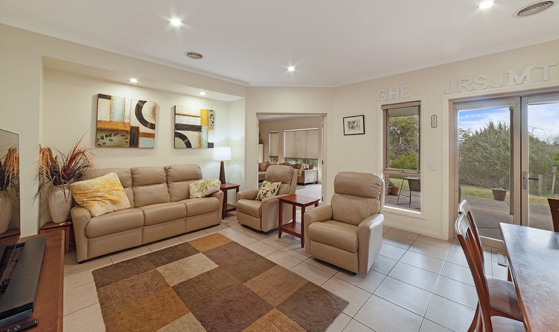19 Windsor Drive, Hamilton, VIC, 3300 - Image 2