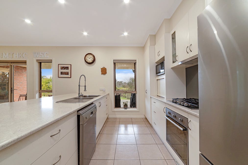 19 Windsor Drive, Hamilton, VIC, 3300 - Image 3