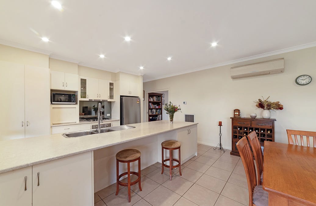 19 Windsor Drive, Hamilton, VIC, 3300 - Image 5