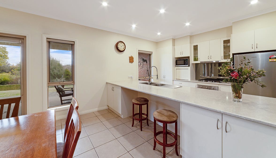 19 Windsor Drive, Hamilton, VIC, 3300 - Image 4