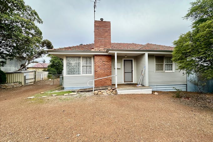 32 Bennett Street, Dumbleyung, WA, 6350 - Image 1