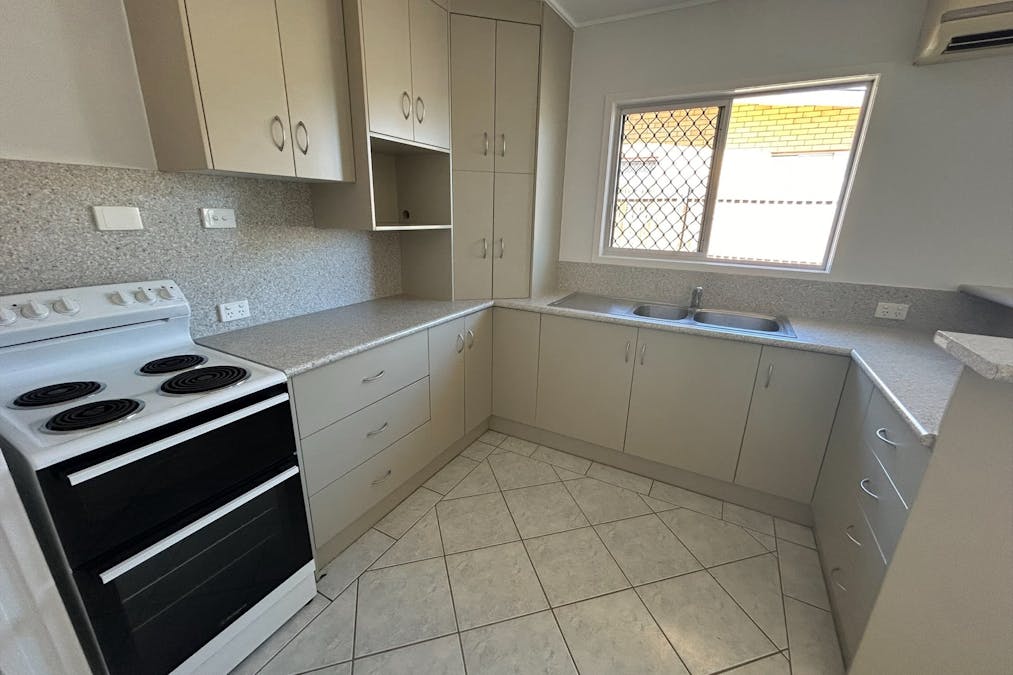 13 McGinlay Street, Clinton, QLD, 4680 - Image 3