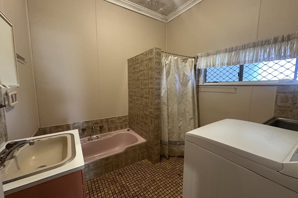 70 Piesse Street, Katanning, WA, 6317 - Image 13