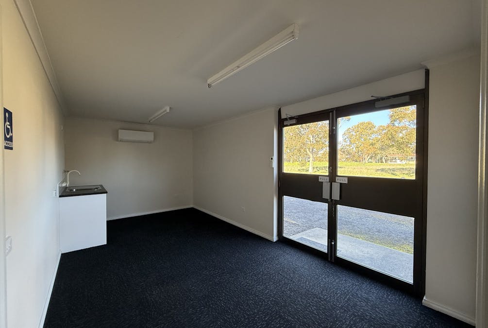11 Abbott Street, Hamilton, VIC, 3300 - Image 2