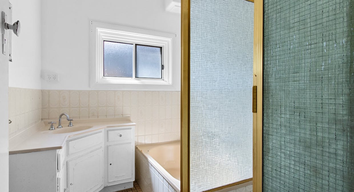 32 New Road, Clare, SA, 5453 - Image 13