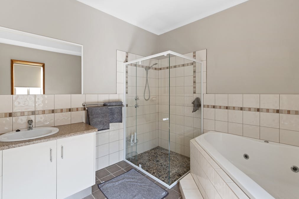 12 Trezise Way, Clare, SA, 5453 - Image 17
