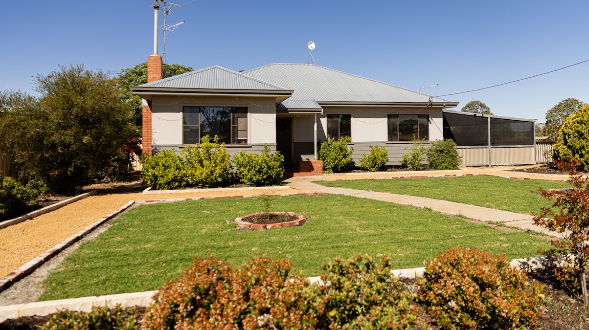 24 Farrar Parade, Merredin, WA, 6415 - Image 1