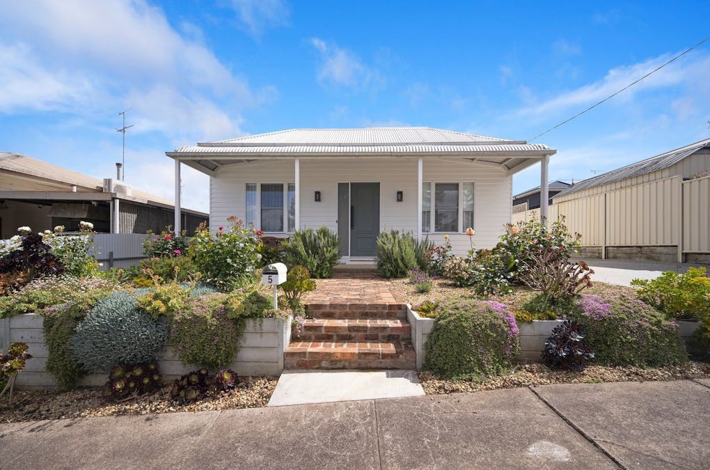 5 Dinwoodie Street, Hamilton, VIC, 3300 - Image 1