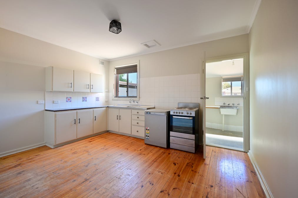 8 Taylor Street, Whyalla Stuart, SA, 5608 - Image 4