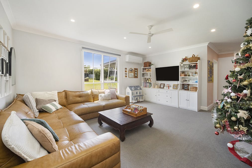 24 Burns Street, Hamilton, VIC, 3300 - Image 2