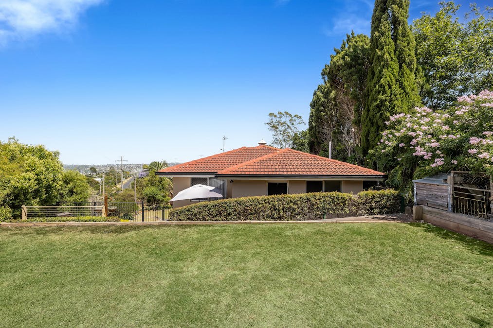 12 Beck Street, Mount Lofty, QLD, 4350 - Image 27