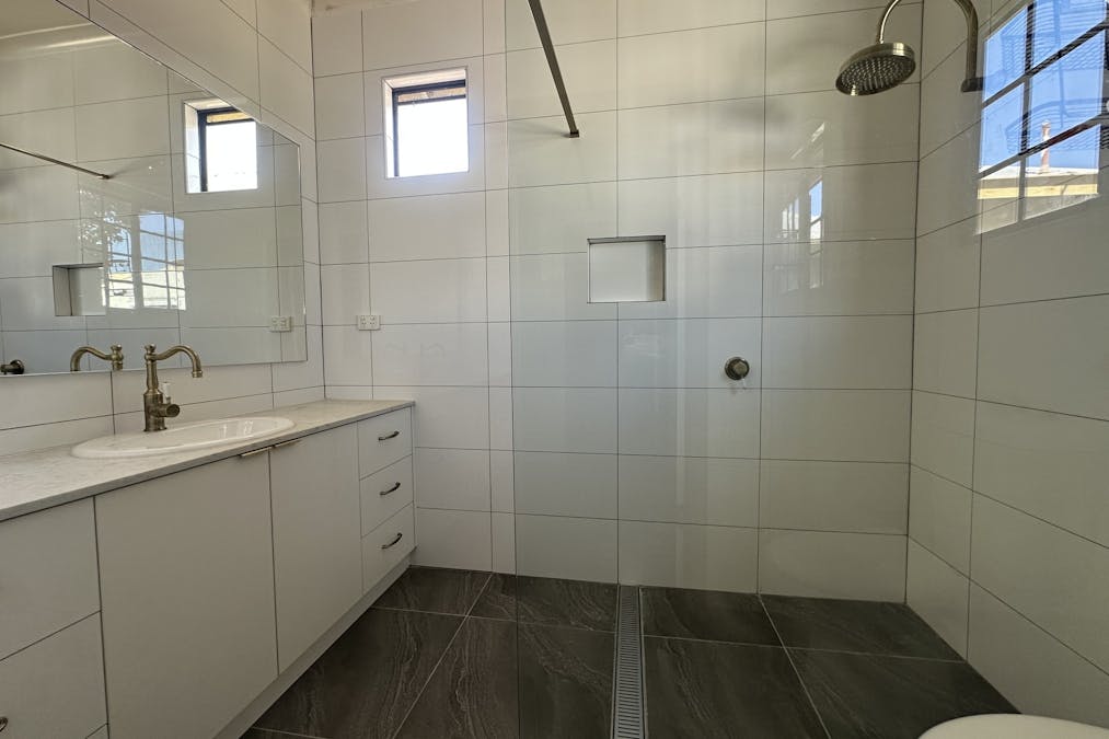 18 Braeside Road, Katanning, WA, 6317 - Image 8