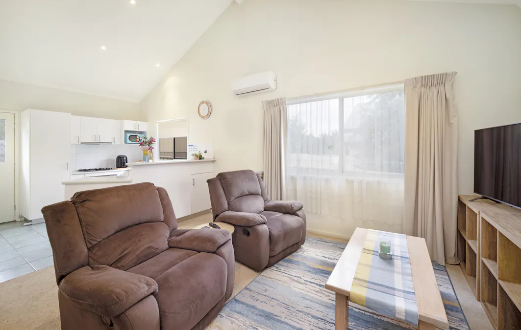 1-4/11 Uren Court, Hamilton, VIC, 3300 - Image 3