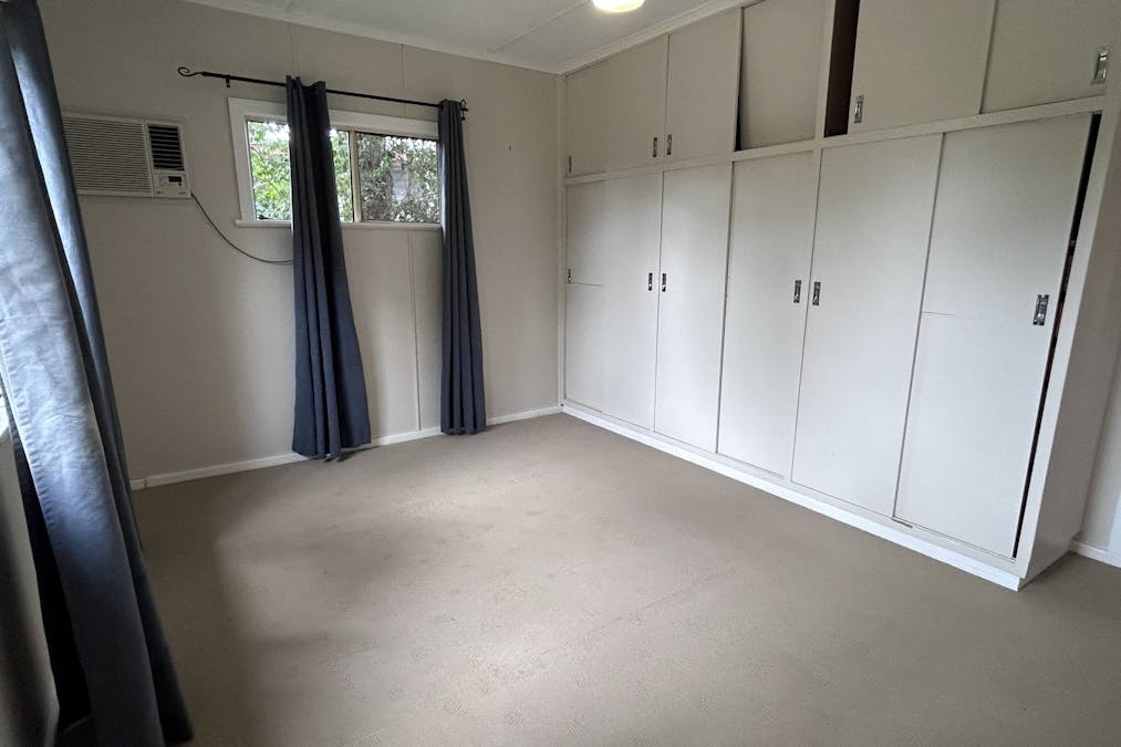 11 Hawthorne Street, Dalby, QLD, 4405 - Image 4