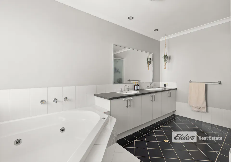 46 Jupiter Drive, Australind, WA, 6233 - Image 12