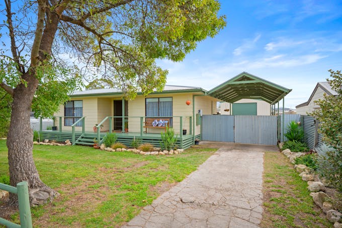 17 Pinks Beach Road, Kingston Se, SA, 5275 - Image 1