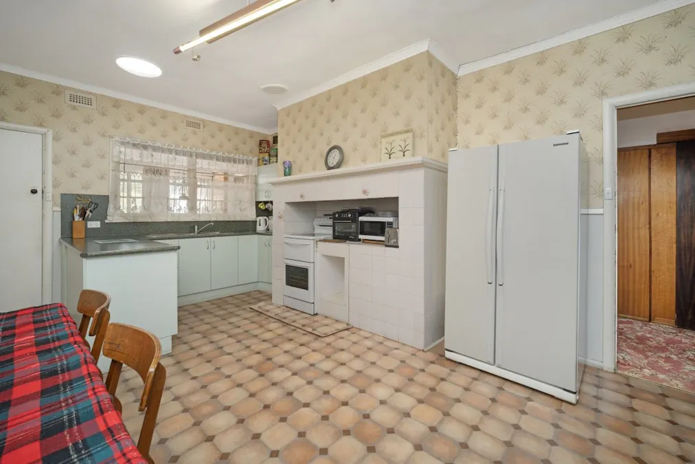 12 Goldsmith Street, Hamilton, VIC, 3300 - Image 2