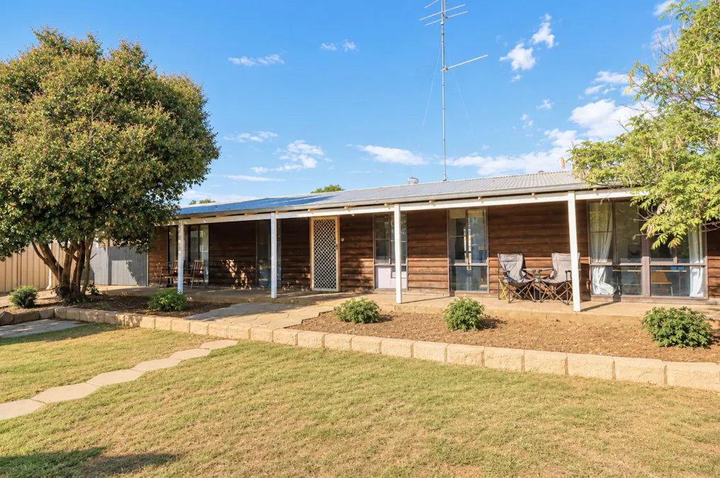 15 Shields Crescent, Wongan Hills, WA, 6603 - Image 1
