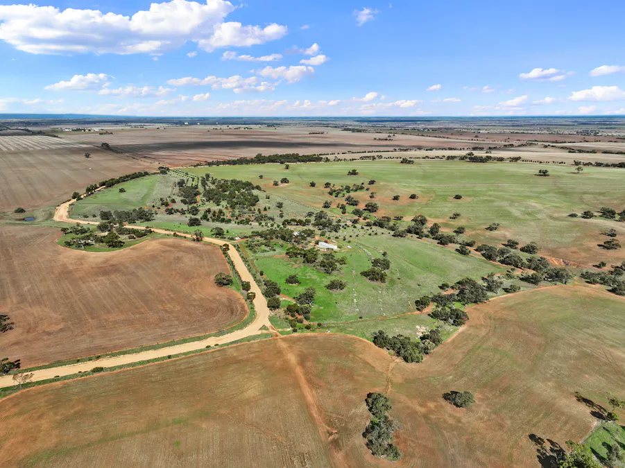379/Aldenhoven Road, Salter Springs, SA, 5401 - Image 21