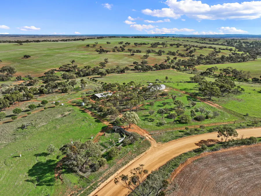 379/Aldenhoven Road, Salter Springs, SA, 5401 - Image 26