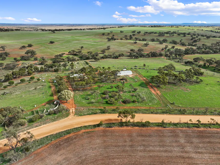 379/Aldenhoven Road, Salter Springs, SA, 5401 - Image 27