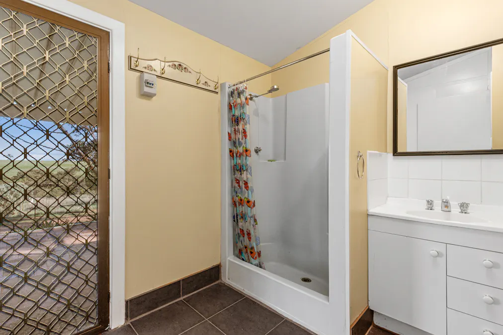 379/Aldenhoven Road, Salter Springs, SA, 5401 - Image 13