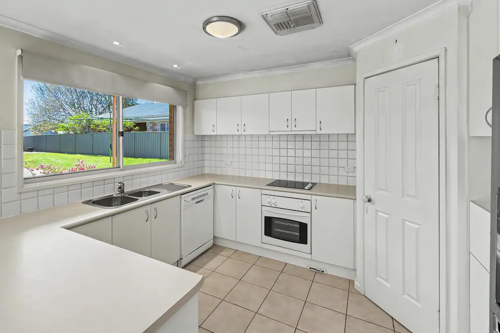23 Somerset Crescent, Mansfield, VIC, 3722 - Image 2