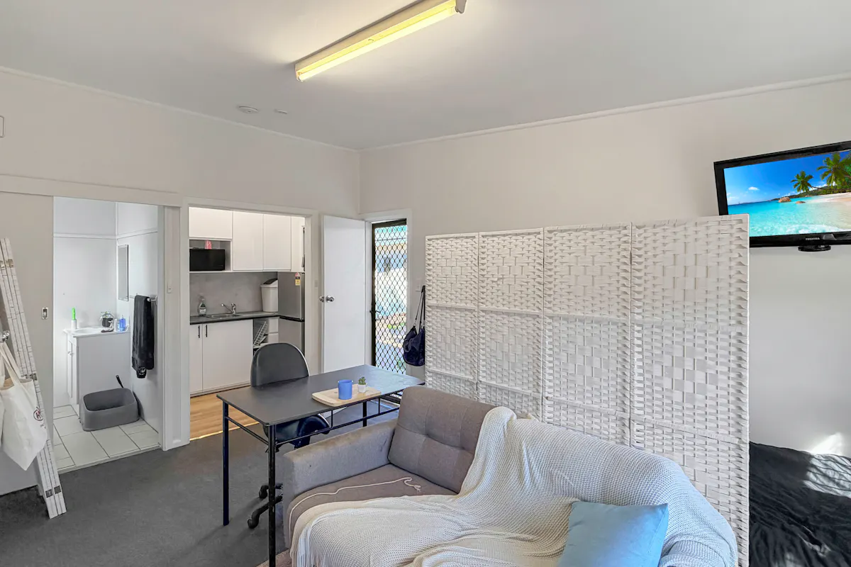 63 Elizabeth Crescent — photo 16 of 22