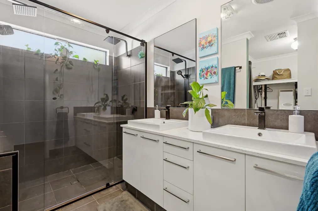 20 Woodbridge Circuit, Meadow Springs, WA, 6210 - Image 15