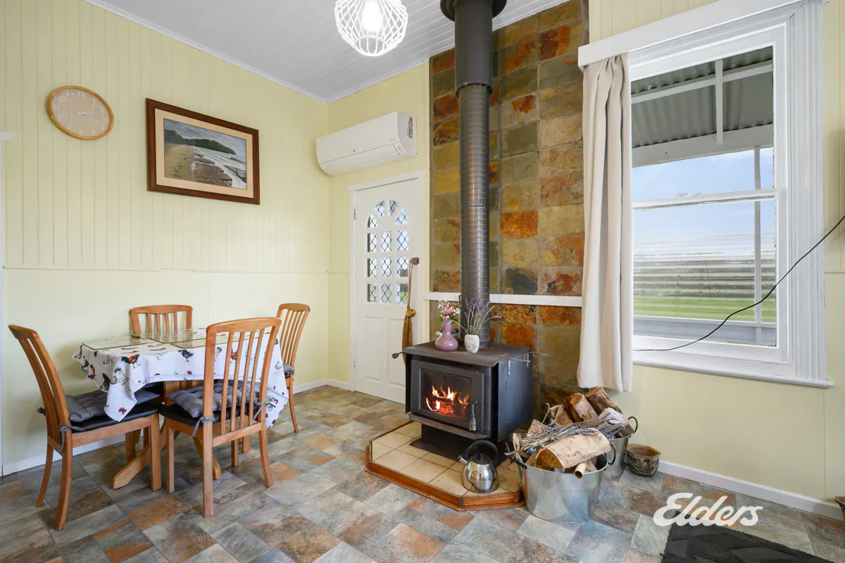 1582 Montagu Road — photo 3 of 18