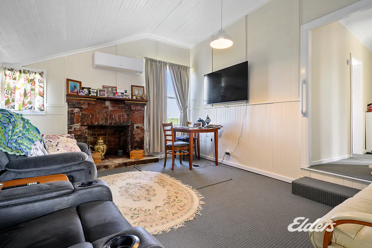 1582 Montagu Road — photo 6 of 18
