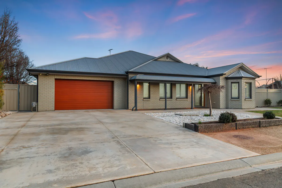 15 Boronia Circuit — photo 2 of 30