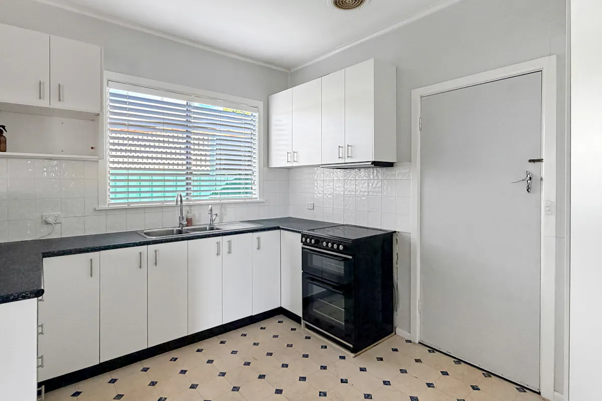 16 Wetherell Crescent — photo 6 of 16