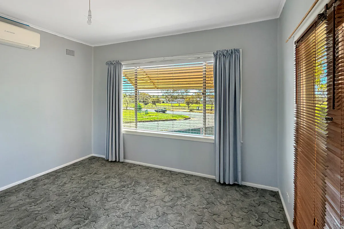 16 Wetherell Crescent — photo 8 of 16