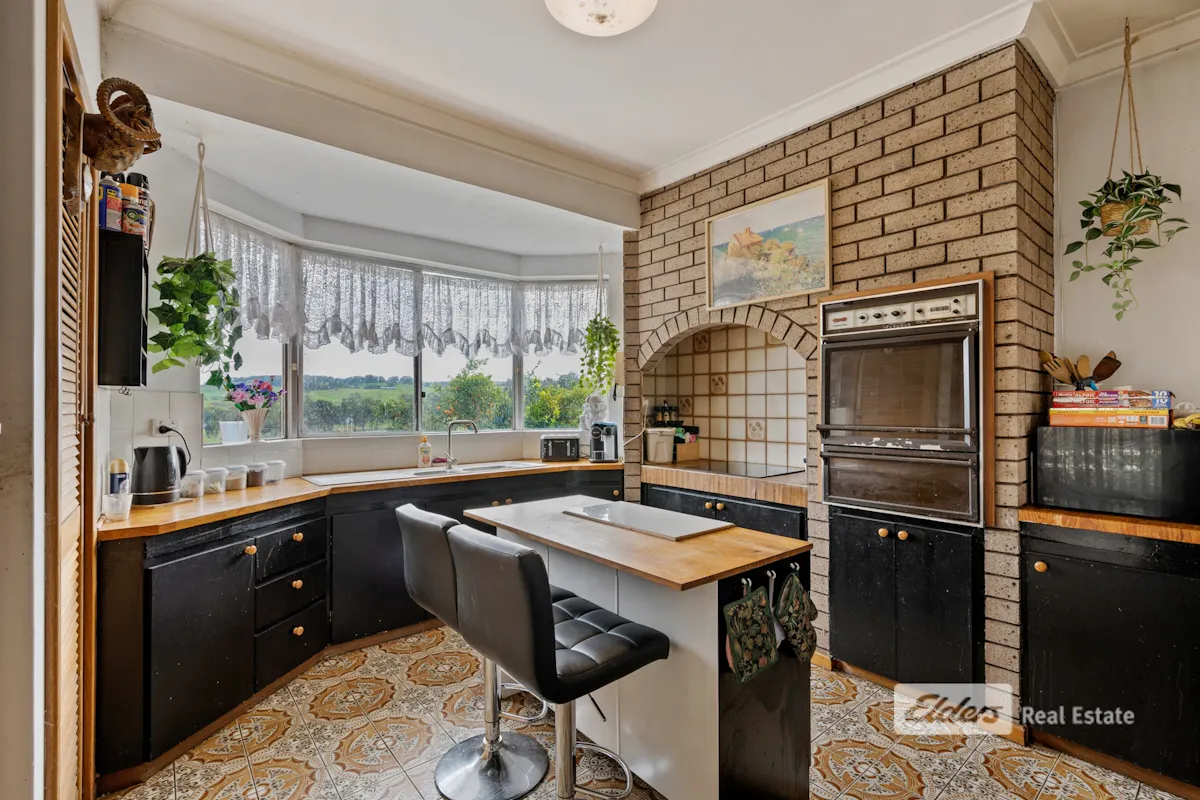 21155 South Western Highway — photo 8 of 29