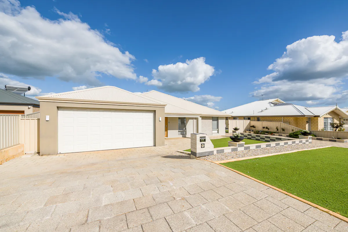 17 Golf Crescent — photo 3 of 30