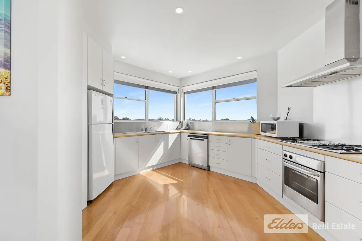 19 Lakeside Court — photo 7 of 25