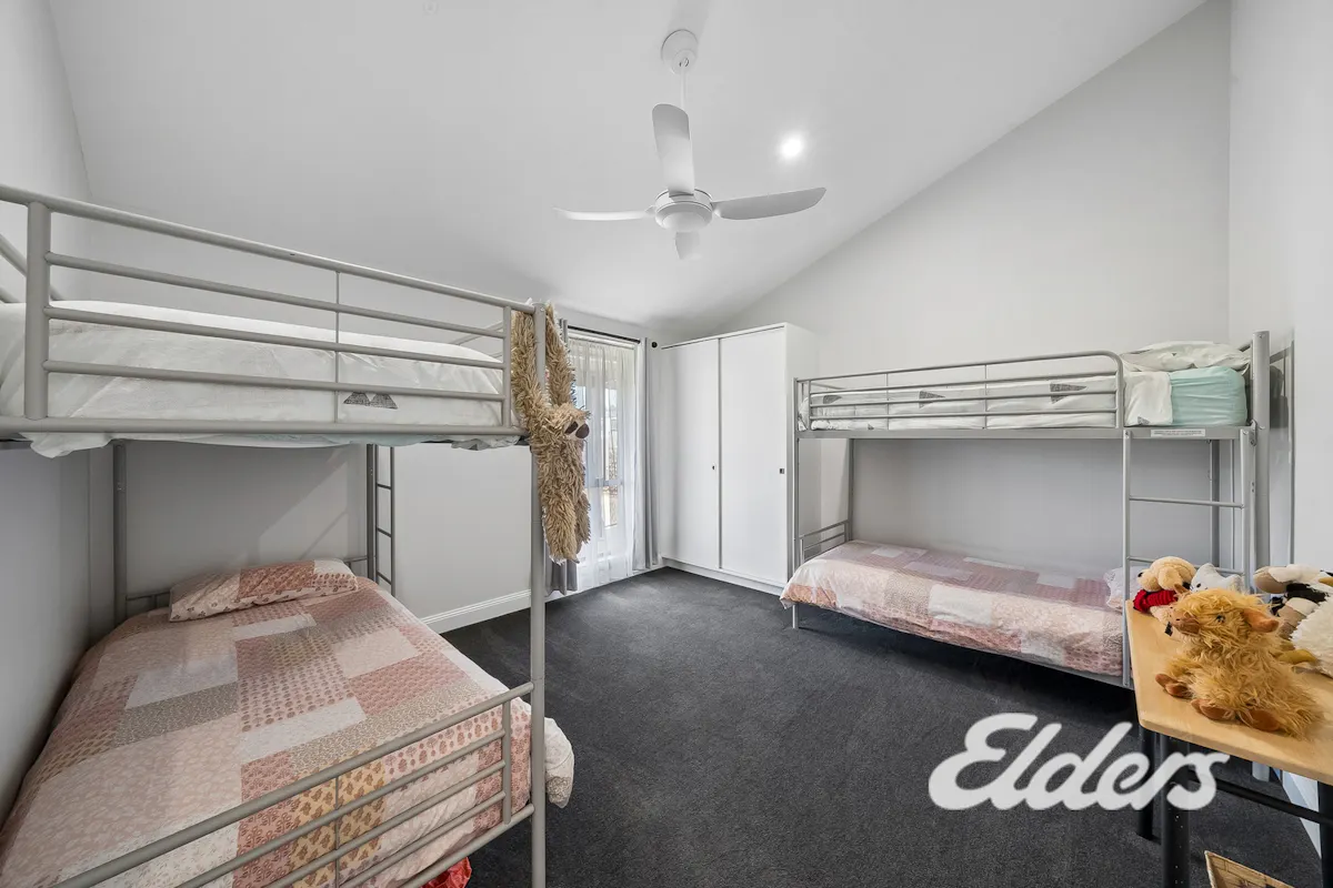3 Hogans Road — photo 10 of 27
