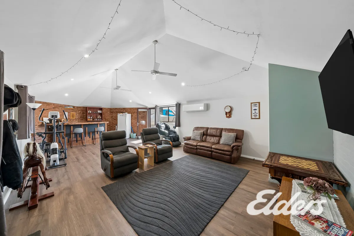 3 Hogans Road — photo 4 of 27