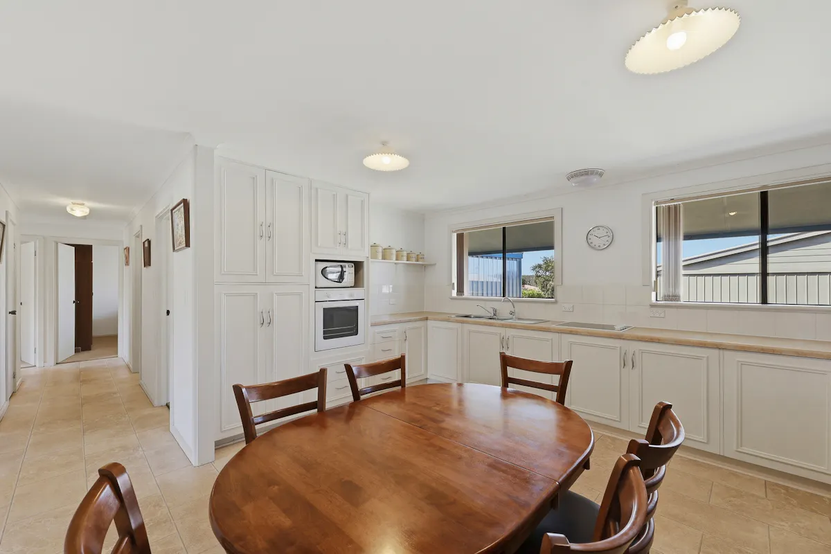 28 Sutherland Avenue — photo 10 of 30