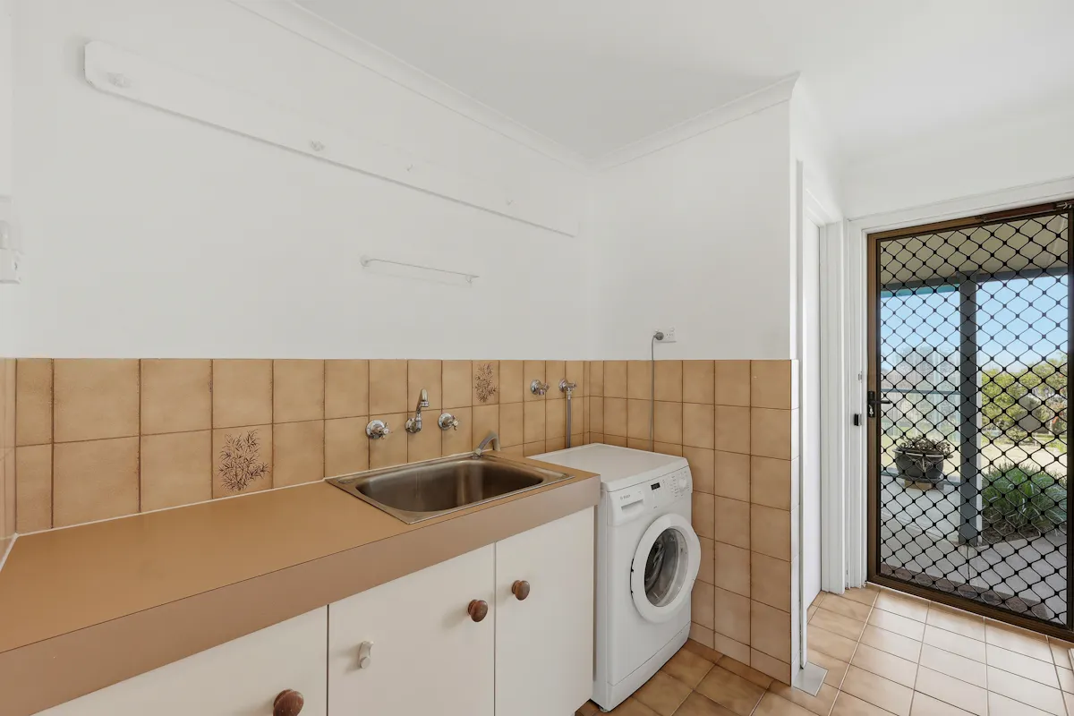 28 Sutherland Avenue — photo 17 of 30