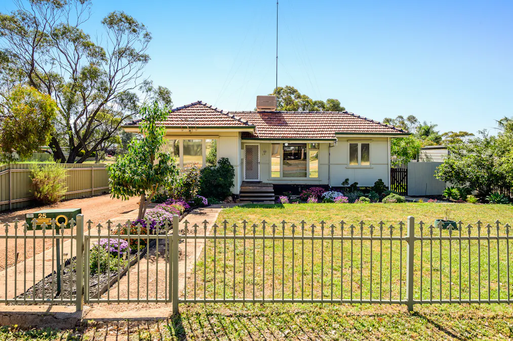 25 Yalbaroo Road, Northam, WA, 6401 - Image 1