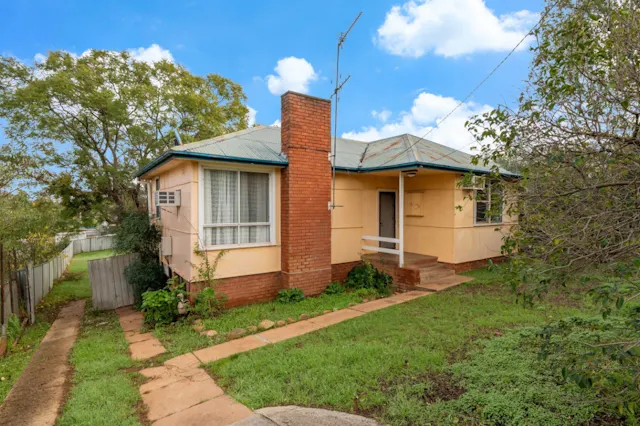 10 Charles Rigg Avenue — photo from Elders Real Estate Parkes