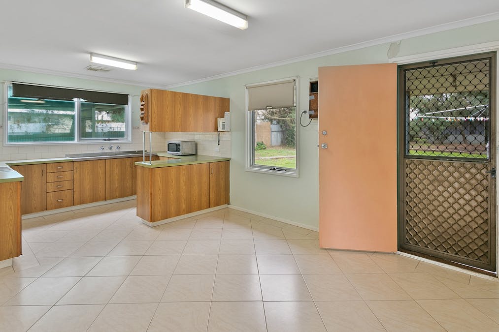 8 Phoenix Avenue, Clare, SA, 5453 - Image 8