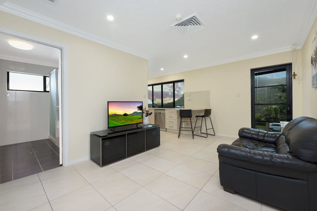 2/23 Balmoral Drive, Castle Hill, QLD, 4810 - Image 2
