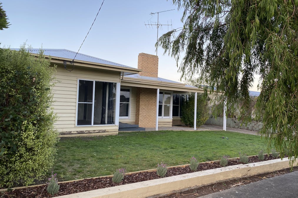 8 Shanahan Court, Hamilton, VIC, 3300 - Image 1